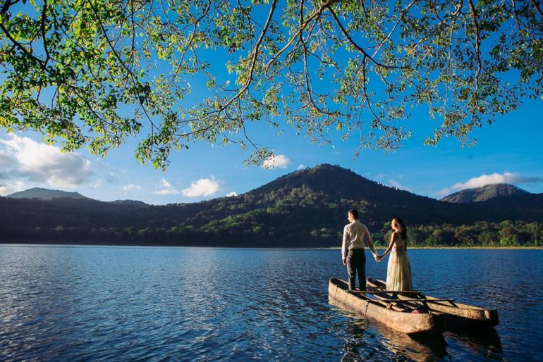 bali lake tamblingan engagement photoshoot
