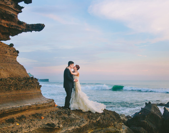 Bali Wedding Photo at Tanah Lot - Hery Portrait