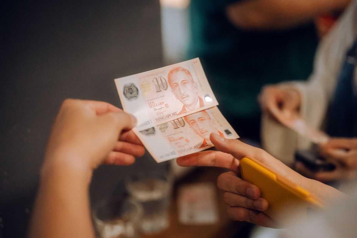 Wedding guest holding a $10 note during a banquet game.