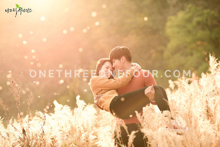 Autumn Engagement Photoshoot ideas - Nadri Studio