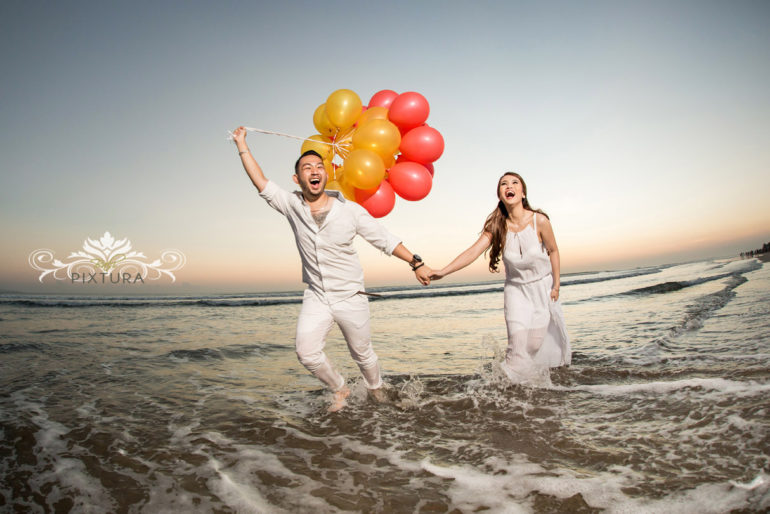 Fun and easy props for pre-wedding photoshoot - Bali Pixtura