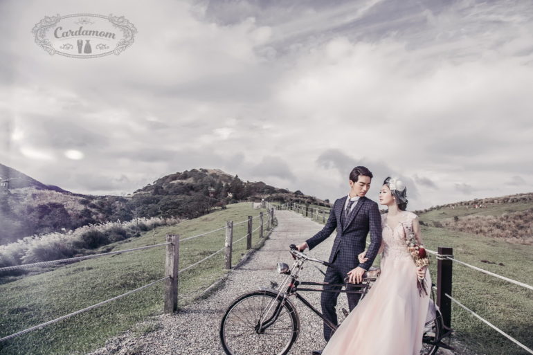 Fun and easy props for pre-wedding photoshoot - Cardamom Studio