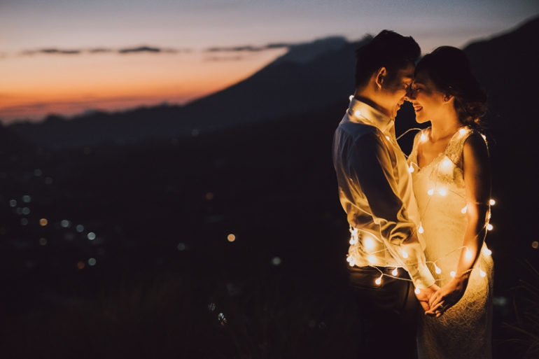Fun and easy props for pre-wedding photoshoot - Maxtu photography