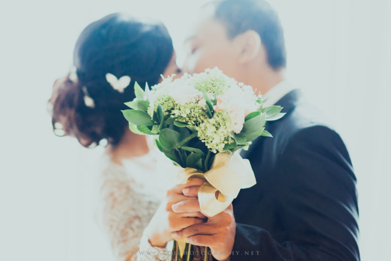 Fun and easy props for pre-wedding photoshoot - Padi photography