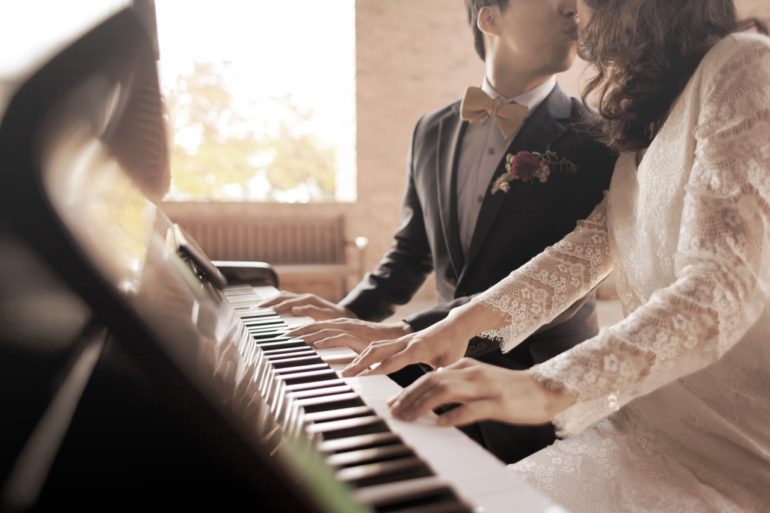 Fun and easy props for pre-wedding photoshoot - Skydal Photography