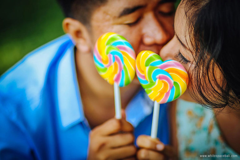 Fun and easy props for pre-wedding photoshoot - Whitespace Photography