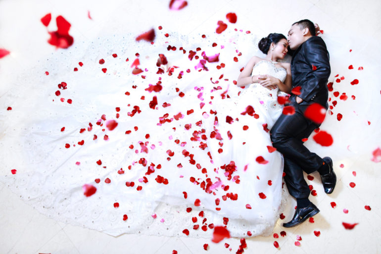 Fun and easy props for pre-wedding photoshoot - Padi Photography