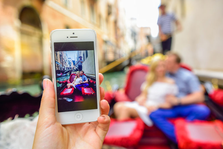 Fun and easy props for pre-wedding photoshoot - Ksenia Sannikova