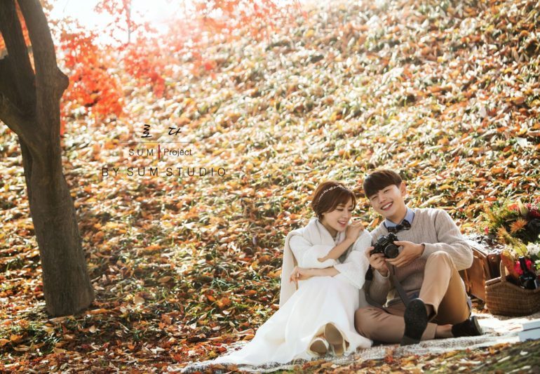 Fun and easy props for pre-wedding photoshoot - SUM Studio
