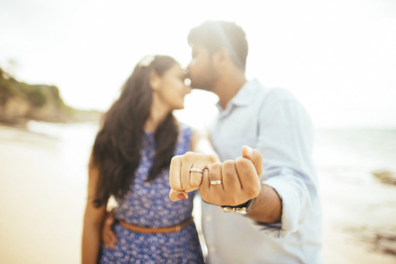 Fun and easy props for pre-wedding photoshoot - Gerobak Photography