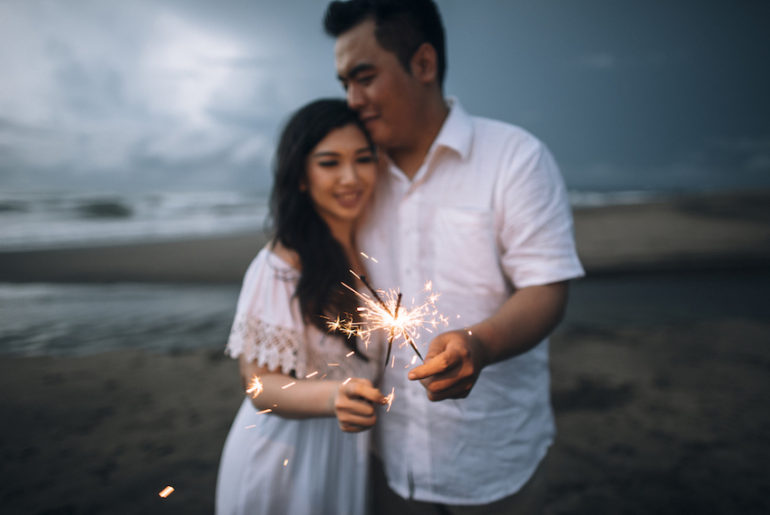 Fun and easy props for pre-wedding photoshoot - Gerobak Photography
