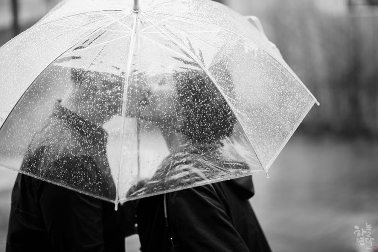 Fun and easy props for pre-wedding photoshoot - Skydal Photography