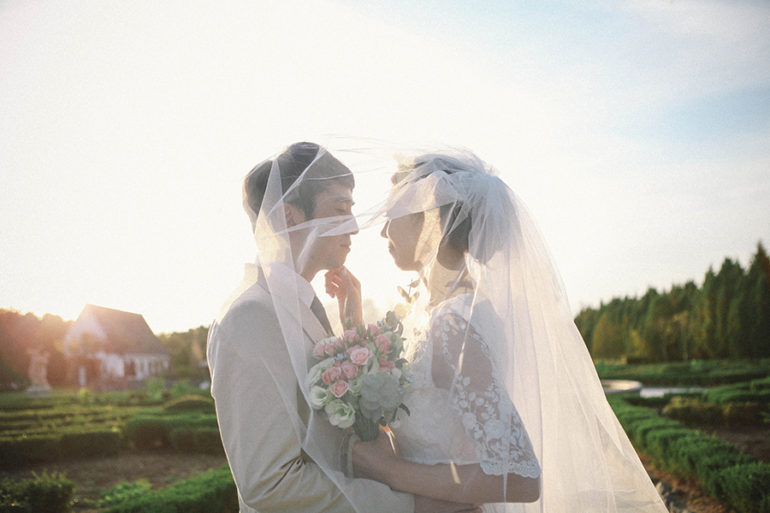 Fun and easy props for pre-wedding photoshoot - Bohemio Photo