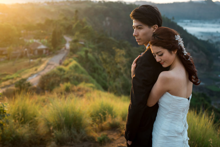 How should couples pose in pre wedding shoots and weddings? |