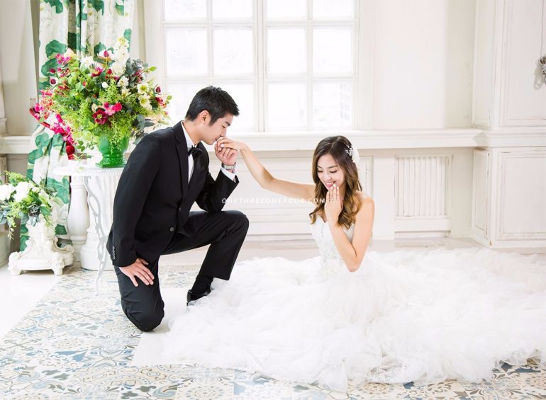 20 Beautiful Pose Ideas For Pre-Wedding Shoot - ArtsyCraftsyDad | Pre  wedding photoshoot props, Wedding photoshoot props, Pre wedding photoshoot