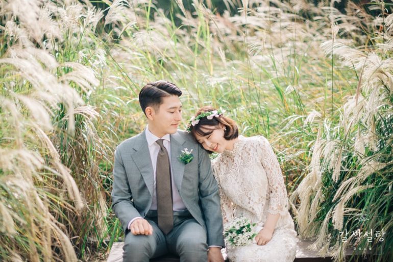 Pre-wedding Photoshoot Poses Ideas - Brown Sugar