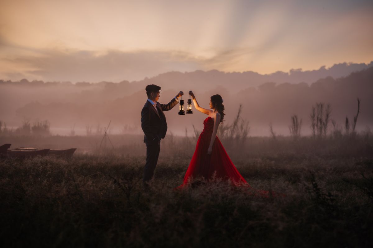 Couple held vintage lamps during their pre-wedding photoshoot in Bali.