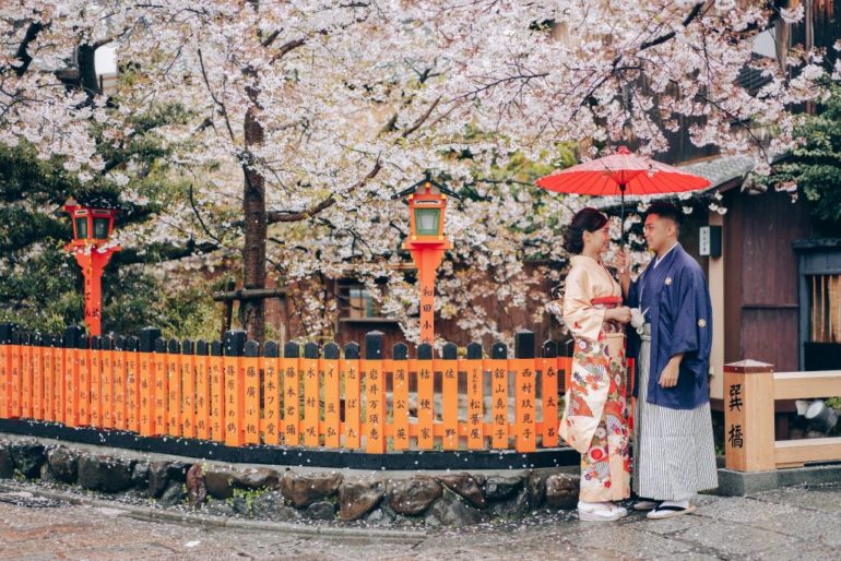 kyoto kimono wedding photoshoot cherry blossoms