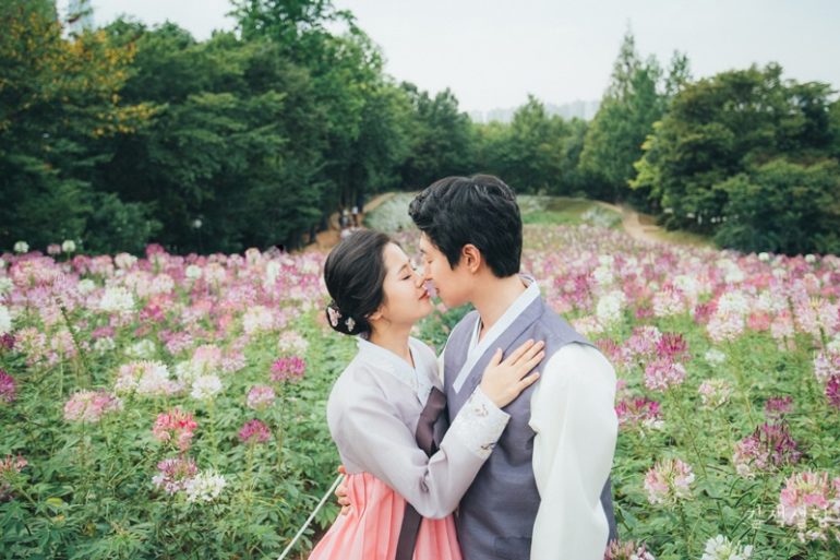 korea wedding photo hanbok pre-wedding shoot summer flower fields