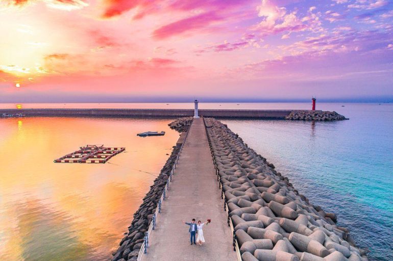 jeju wedding photo lighthouse sunset breakwater