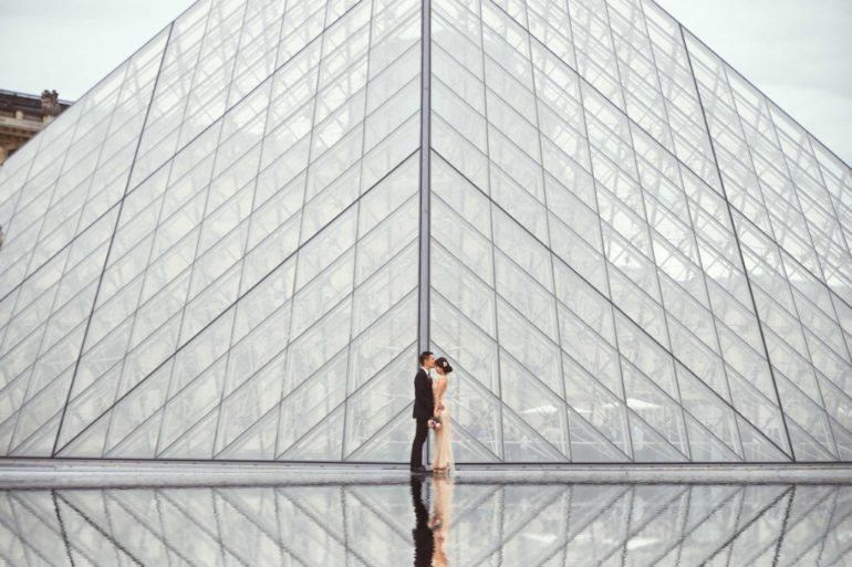 paris louvre couple engagement