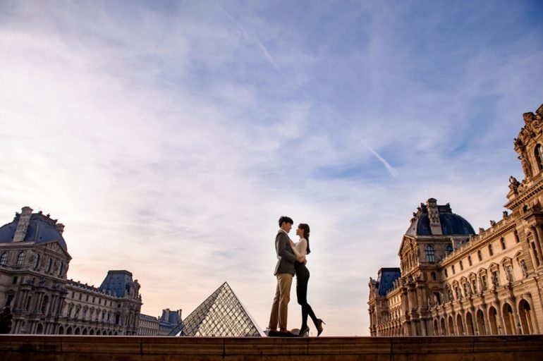 paris louvre couple engagement