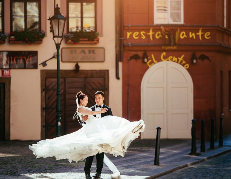 prague wedding photo mala strana