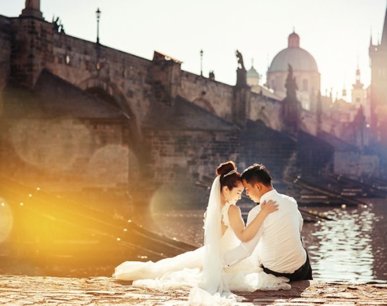 prague wedding photo charles bridge