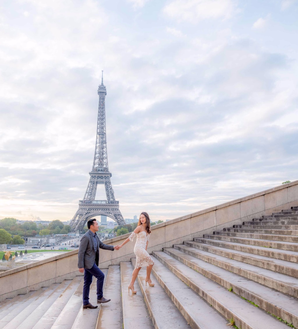 paris couple shoot eiffel tower morning