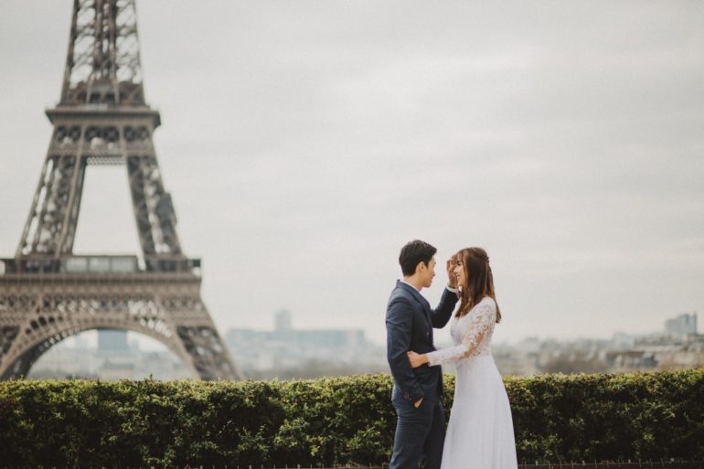 Paris Wedding Photos At The Eiffel Tower That Screams Romance Blog Credit Onethreeonefour Linh