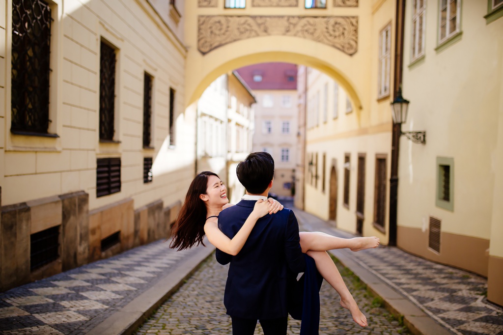 10 Foolproof Couple Photo Poses For Guys That Will Impress Your Girl 