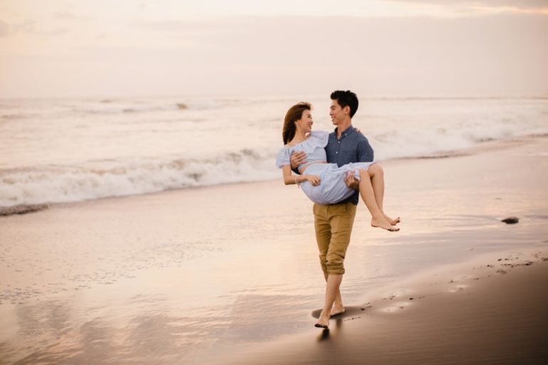 Top 10 Couple's Photography Poses - Pretty Presets for Lightroom