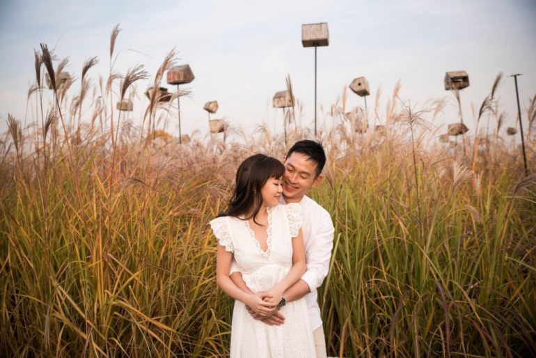 couple posing at seoul haneul park