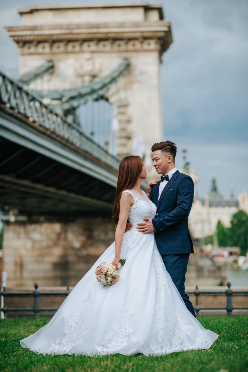 budapest wedding photo chain bridge