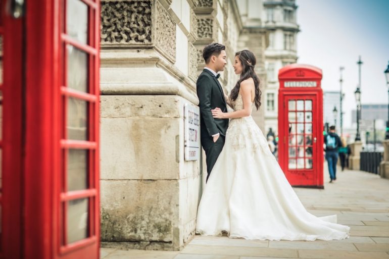 london pre wedding photo red telephone booth