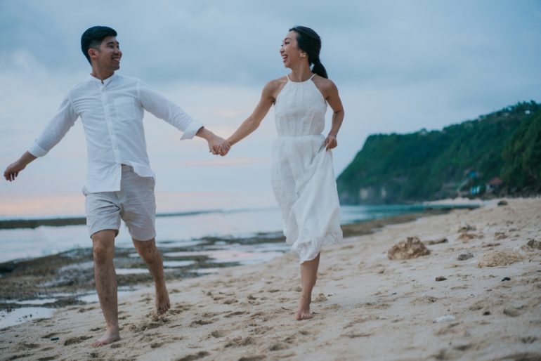wedding photography poses run away holding hands