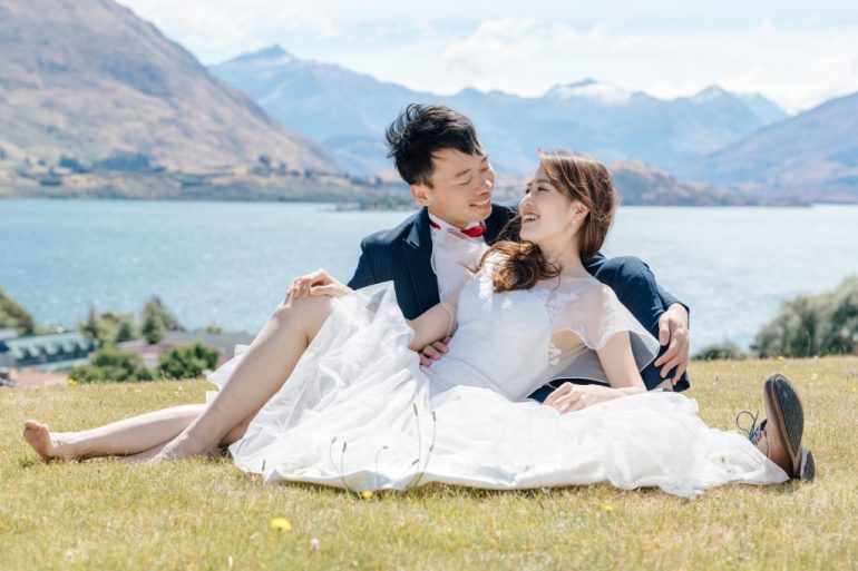 wedding photography poses couple sits on grass