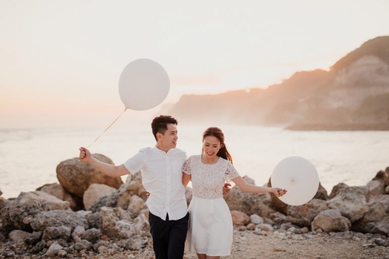 wedding photoshoot props balloons