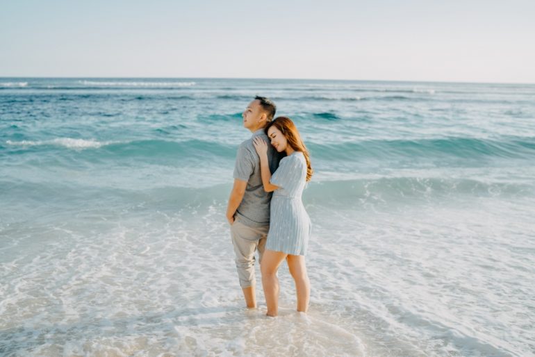 Perfect Matching Couple Outfits For A Picturesque Outdoor Shoot