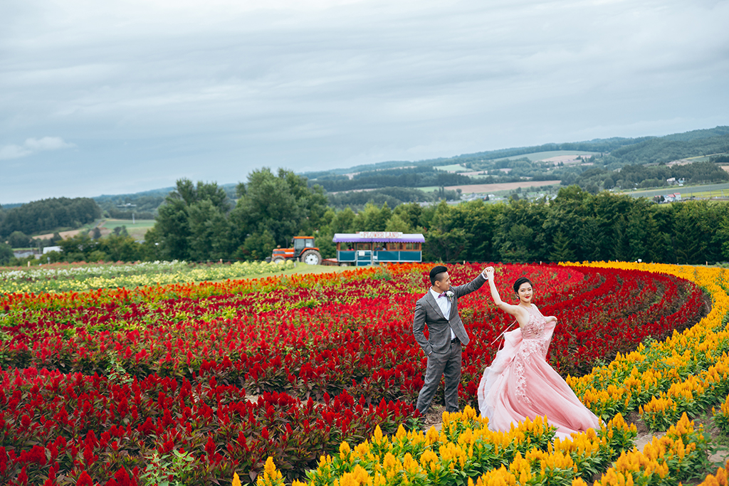 Hokkaido wedding photoshoot in Tomita Farm