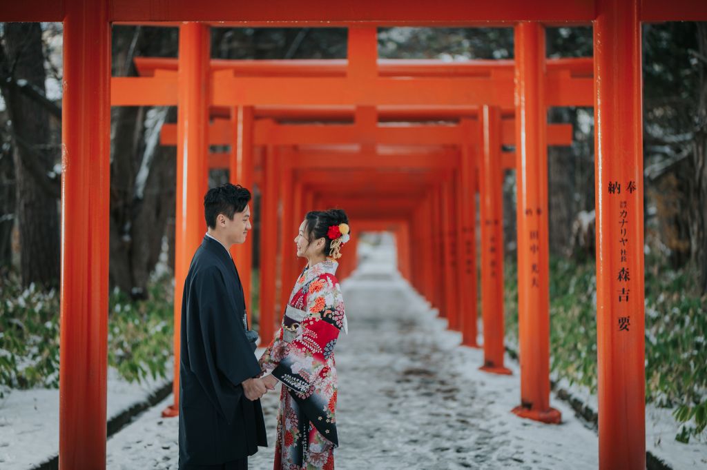 hokkaido winter wedding shoot fushimi inari shrine