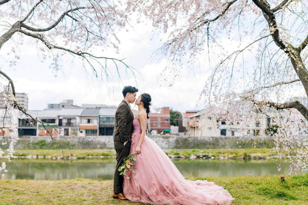 kyoto wedding photoshoot kamogawa river