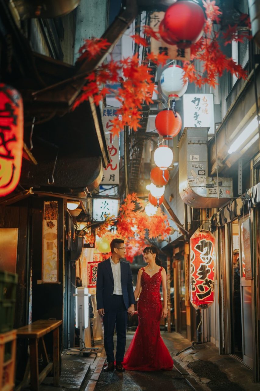 tokyo night wedding photoshoot shinjuku food alley