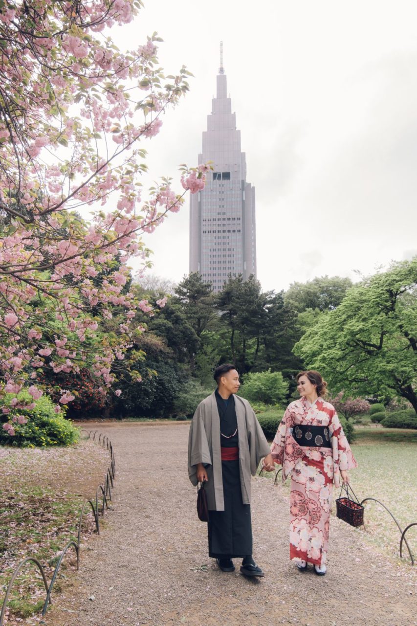 tokyo kimono wedding photoshoot shinjuku gyoen cherry blossoms