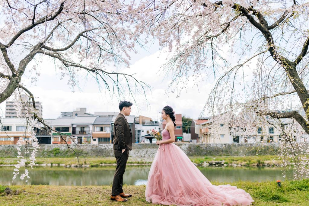 kyoto wedding photoshoot kamogawa river
