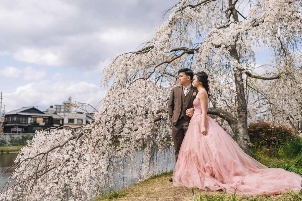 kyoto wedding photoshoot kamogawa river