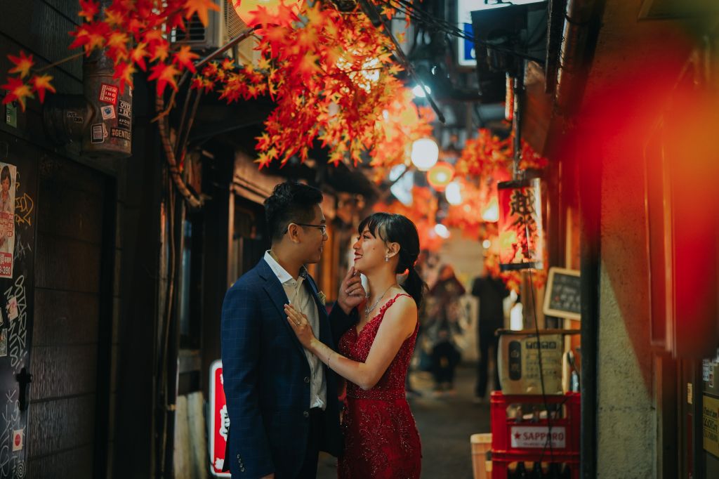 tokyo night autumn wedding photoshoot shinjuku food alley