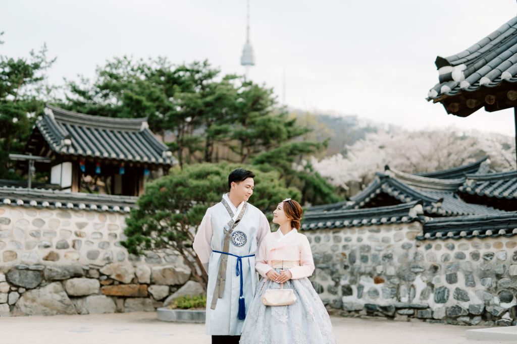korea hanbok wedding photoshoot seoul Namsangol Hanok Village