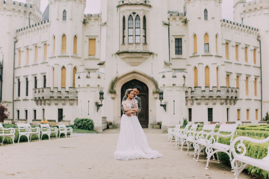 prague wedding photoshoot Hluboká castle naomi neo