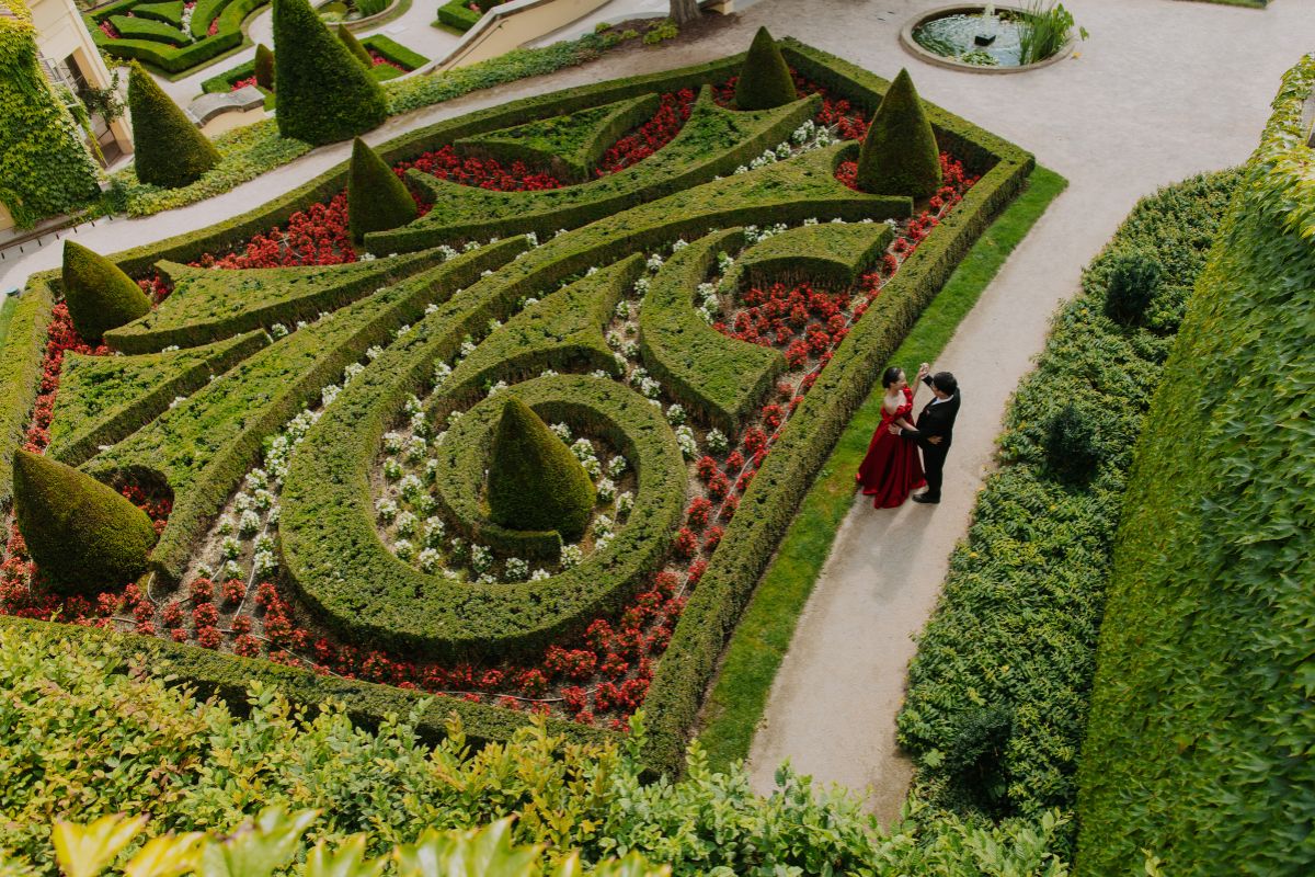 Romantic pre-wedding photoshoot in Prague’s elegant Vrtba Garden